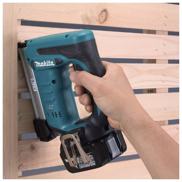MAKITA DST221Z aku heftalica 1