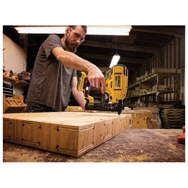 DeWALT DCN681D2 2x2Ah 18V aku pištolj za klamerice 2